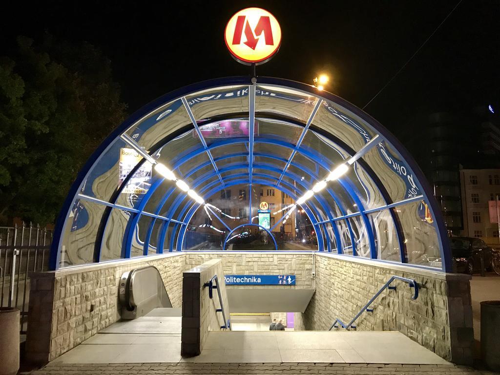 Stadion Narodowy Mini Studio: Metro-adjacent * Warsaw